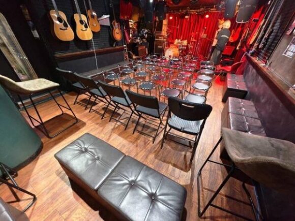 ホール後方からレイアウトの確認をする