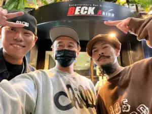 BLACKMONDAYオーガナイザーの二人と月曜日店長CAP