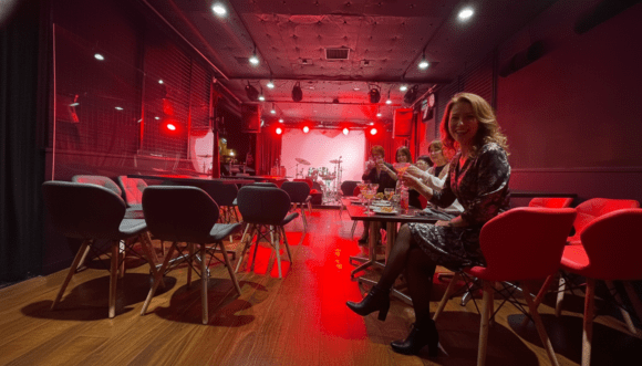 一度ここで祝った人が、
翌年また生誕祭を開き、
次は友人の結婚式二次会を持ち込み、
さらに同窓会で戻ってくる。

私たちは“箱貸し”ではなく、
「また帰ってきたくなる場所」でありたい。